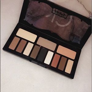 Kat Von D Shade and Light eyeshadow palette 🤎